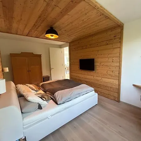 Modernes And Unique - *